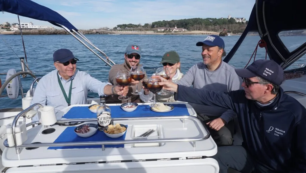 Gente disfrutando de vermut en Klaudia navegando por Santander